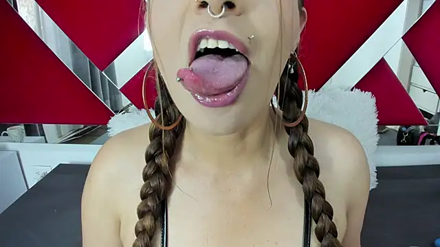 Snapshot of nicollewayne10 chatting on October 18, 10:10 pm nicollewayne10 online show from October 18, 10:10 pm