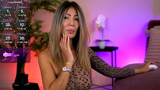 Snapshot of SophiaPotts chatting on October 13, 3:28 am SophiaPotts online show from October 13, 3:28 am