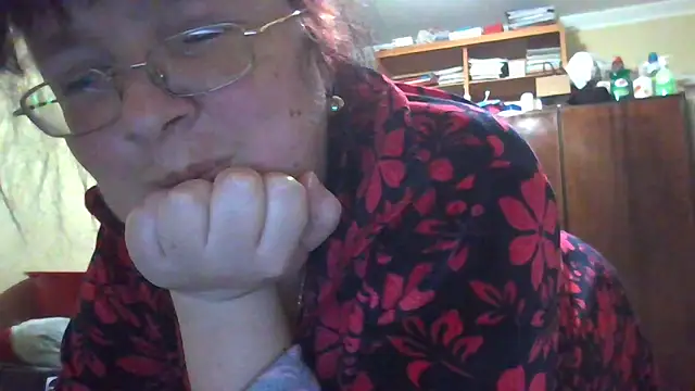 Queen-Elizabeth-25 online show from March 5, 7:38 pm