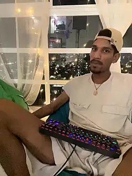 Snapshot of Miguel_bigcock chatting on October 28, 11:29 pm Miguel bigcock online show from October 28, 11:29 pm