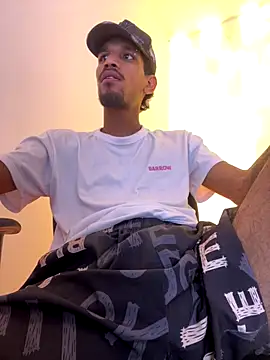 Snapshot of Miguel_bigcock chatting on December 15, 2:27 am Miguel bigcock online show from December 15, 2:27 am