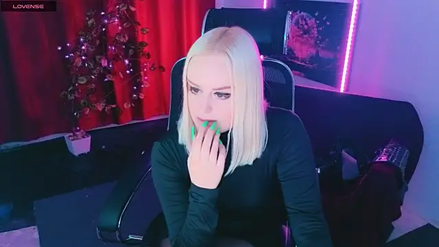 Snapshot of Miss_Alice_Silver chatting on June 22, 5:10 pm Miss Alice Silver online show from June 22, 5:10 pm