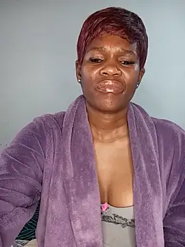 Snapshot of Missvixen81 chatting on July 20, 8:28 am Missvixen81 online show from July 20, 8:28 am
