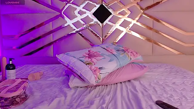 Snapshot of playfulcurvy chatting on September 19, 8:20 pm playfulcurvy online show from September 19, 8:20 pm