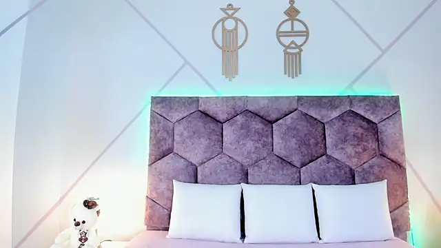 aurora collinss  online show from November 22, 12:26 pm