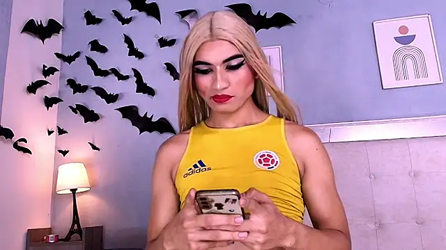 Snapshot of Emily_Castillo_1 chatting on November 12, 4:35 am Emily Castillo 1 online show from November 12, 4:35 am