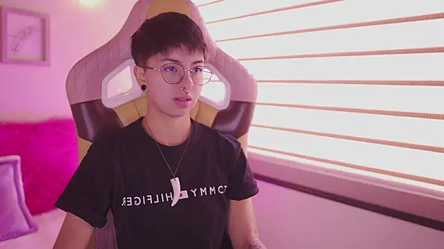 tommy blue online show from April 22, 1:01 pm