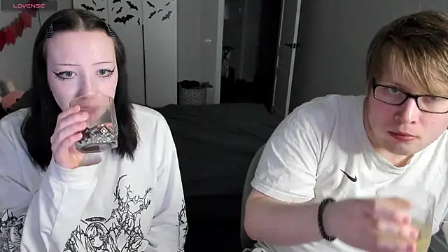 JayMollyy online show from April 16, 4:30 pm