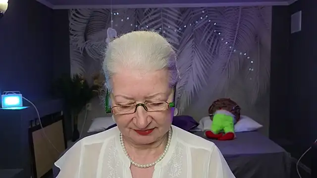 Snapshot of Maya_Mayflower chatting on March 8, 12:20 pm Maya Mayflower online show from March 8, 12:20 pm