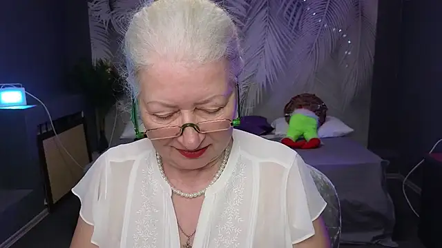 Snapshot of Maya_Mayflower chatting on March 8, 3:24 pm Maya Mayflower online show from March 8, 3:24 pm