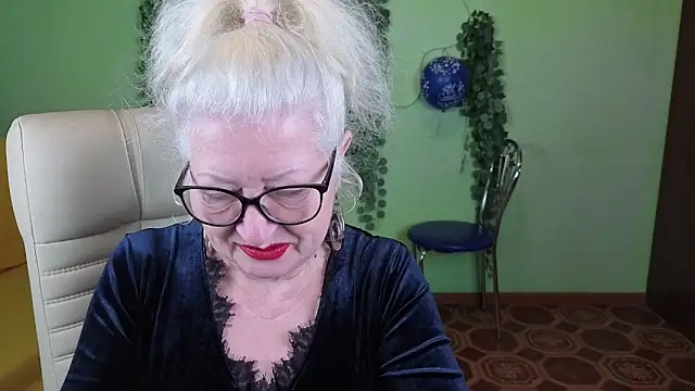 Snapshot of Maya_Mayflower chatting on September 28, 4:29 am Maya Mayflower online show from September 28, 4:29 am