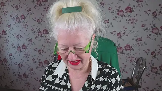 Snapshot of Maya_Mayflower chatting on October 19, 4:02 am Maya Mayflower online show from October 19, 4:02 am