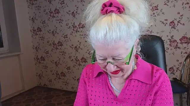 Snapshot of Maya_Mayflower chatting on November 21, 4:00 am Maya Mayflower online show from November 21, 4:00 am