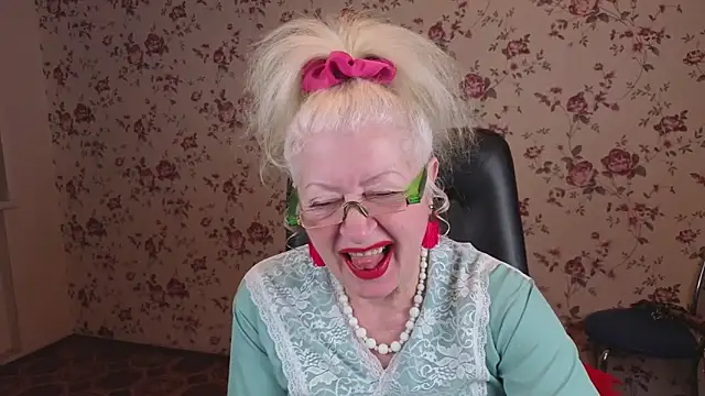 Snapshot of Maya_Mayflower chatting on December 1, 4:06 am Maya Mayflower online show from December 1, 4:06 am