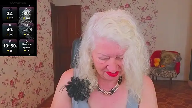 Snapshot of Maya_Mayflower chatting on June 13, 3:37 am Maya Mayflower online show from June 13, 3:37 am