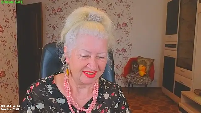 Snapshot of Maya_Mayflower chatting on June 29, 3:35 am Maya Mayflower online show from June 29, 3:35 am