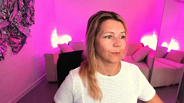 NicoleHitman online show from June 25, 1:15 pm