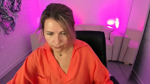 NicoleHitman online show from August 3, 1:05 pm
