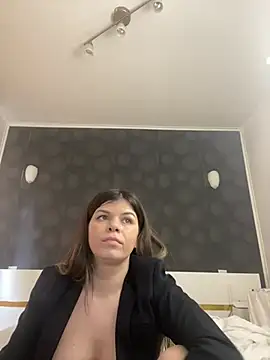 Snapshot of EllyMilf chatting on March 3, 12:05 pm EllyMilf online show from March 3, 12:05 pm