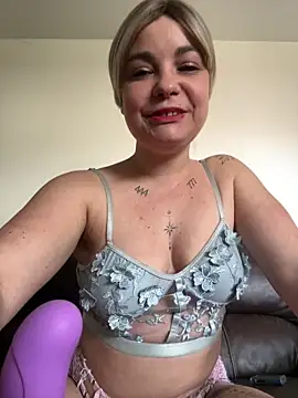 Snapshot of Biana_Fernan chatting on May 13, 10:45 am Biana Fernan online show from May 13, 10:45 am
