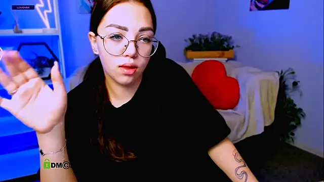 kiki swan online show from March 17, 7:24 am