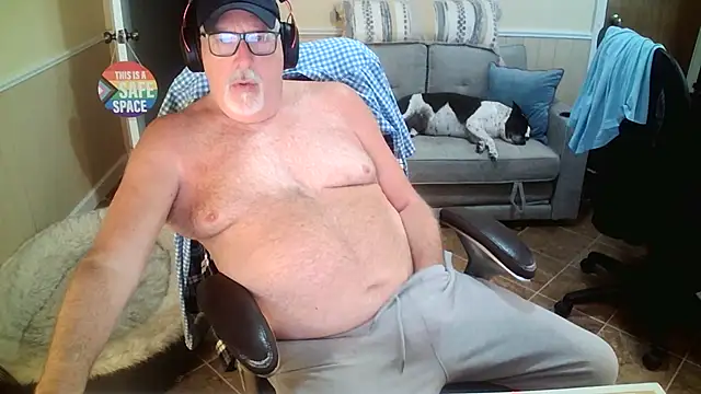 Snapshot of superbearboss chatting on June 2, 3:47 pm superbearboss online show from June 2, 3:47 pm