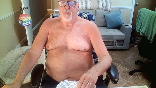 Snapshot of superbearboss chatting on June 3, 4:23 pm superbearboss online show from June 3, 4:23 pm