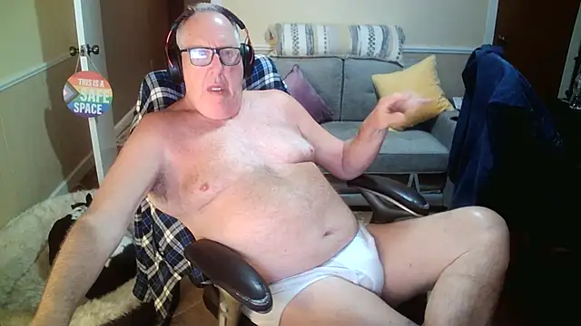 Snapshot of superbearboss chatting on June 11, 3:04 am superbearboss online show from June 11, 3:04 am