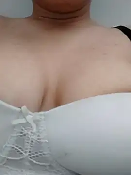 saraaxx1 online show from June 27, 1:17 pm