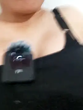 saraaxx1 online show from August 5, 10:23 pm