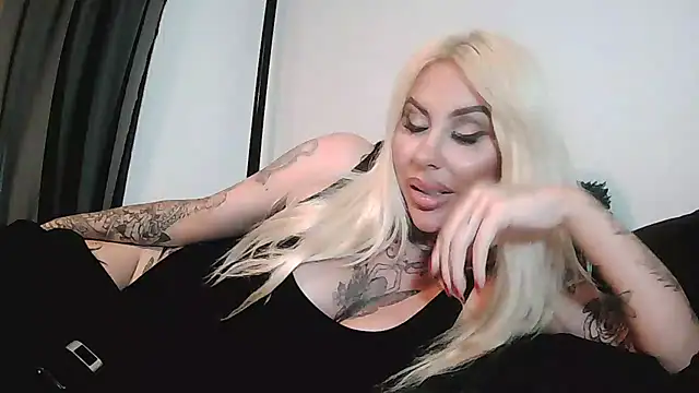 Snapshot of Chloe-Savage chatting on March 19, 12:04 am Chloe-Savage online show from March 19, 12:04 am