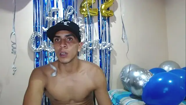 Snapshot of Monkey_uchiha777 chatting on September 13, 12:21 am Monkey uchiha777 online show from September 13, 12:21 am