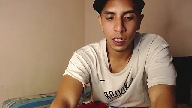 Snapshot of Monkey_uchiha777 chatting on October 10, 10:42 pm Monkey uchiha777 online show from October 10, 10:42 pm