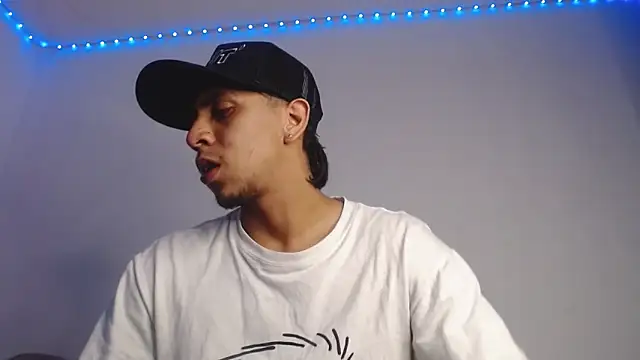 Snapshot of Monkey_uchiha777 chatting on January 16, 12:36 am Monkey uchiha777 online show from January 16, 12:36 am