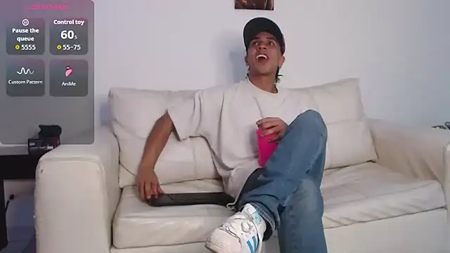 Snapshot of Monkey_uchiha777 chatting on February 17, 1:02 am Monkey uchiha777 online show from February 17, 1:02 am