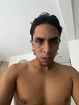 Snapshot of Monkey_uchiha777 chatting on February 28, 10:44 pm Monkey uchiha777 online show from February 28, 10:44 pm