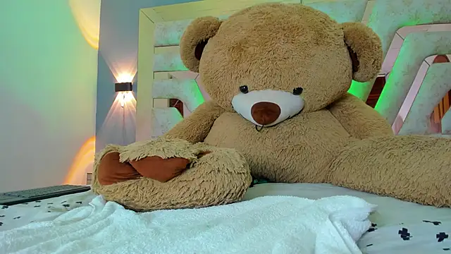 MaddyCrofft online show from March 17, 5:05 pm