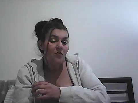 Curvy-Essex-Milf online show from March 5, 11:34 pm