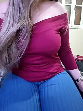 Snapshot of queen_belisima1 chatting on April 24, 11:18 pm queen belisima1 online show from April 24, 11:18 pm