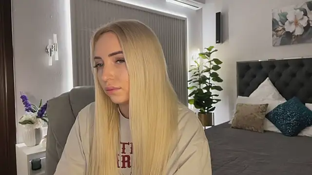 OhMyEmma online show from December 4, 1:15 am