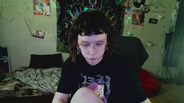 Snapshot of Lil_foxxx chatting on July 20, 10:18 am Lil foxxx online show from July 20, 10:18 am