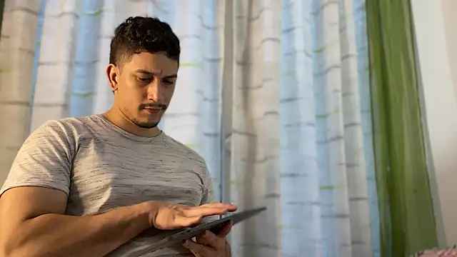 Snapshot of chicoinhibido chatting on February 25, 11:14 pm chicoinhibido online show from February 25, 11:14 pm