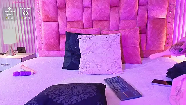 Snapshot of goldilockss15 chatting on October 6, 3:15 am goldilockss15 online show from October 6, 3:15 am