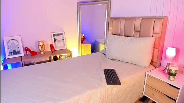 naia xo online show from November 6, 8:54 pm