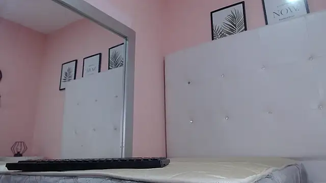 willow smitt online show from September 30, 12:43 pm