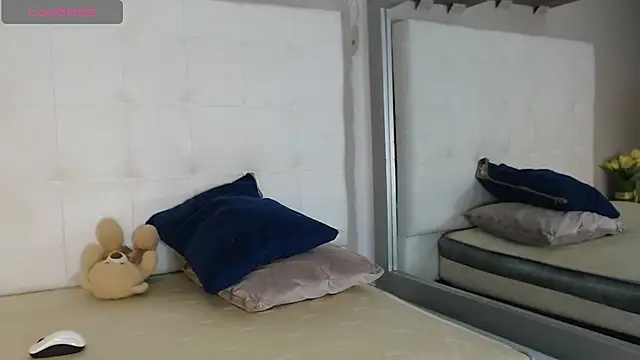 willow smitt online show from December 5, 12:58 pm