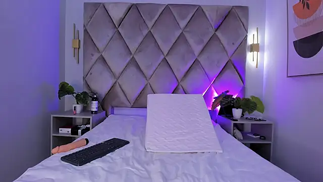 lucianasmith  online show from March 10, 5:29 pm