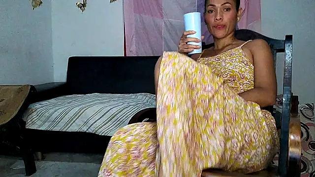 Snapshot of Milu_curly chatting on October 19, 5:41 am Milu curly online show from October 19, 5:41 am