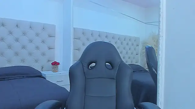 VanessaScott  online show from April 23, 8:46 am