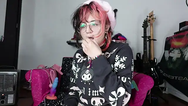 Snapshot of Devil_And_Princess chatting on September 9, 8:19 pm Devil And Princess online show from September 9, 8:19 pm